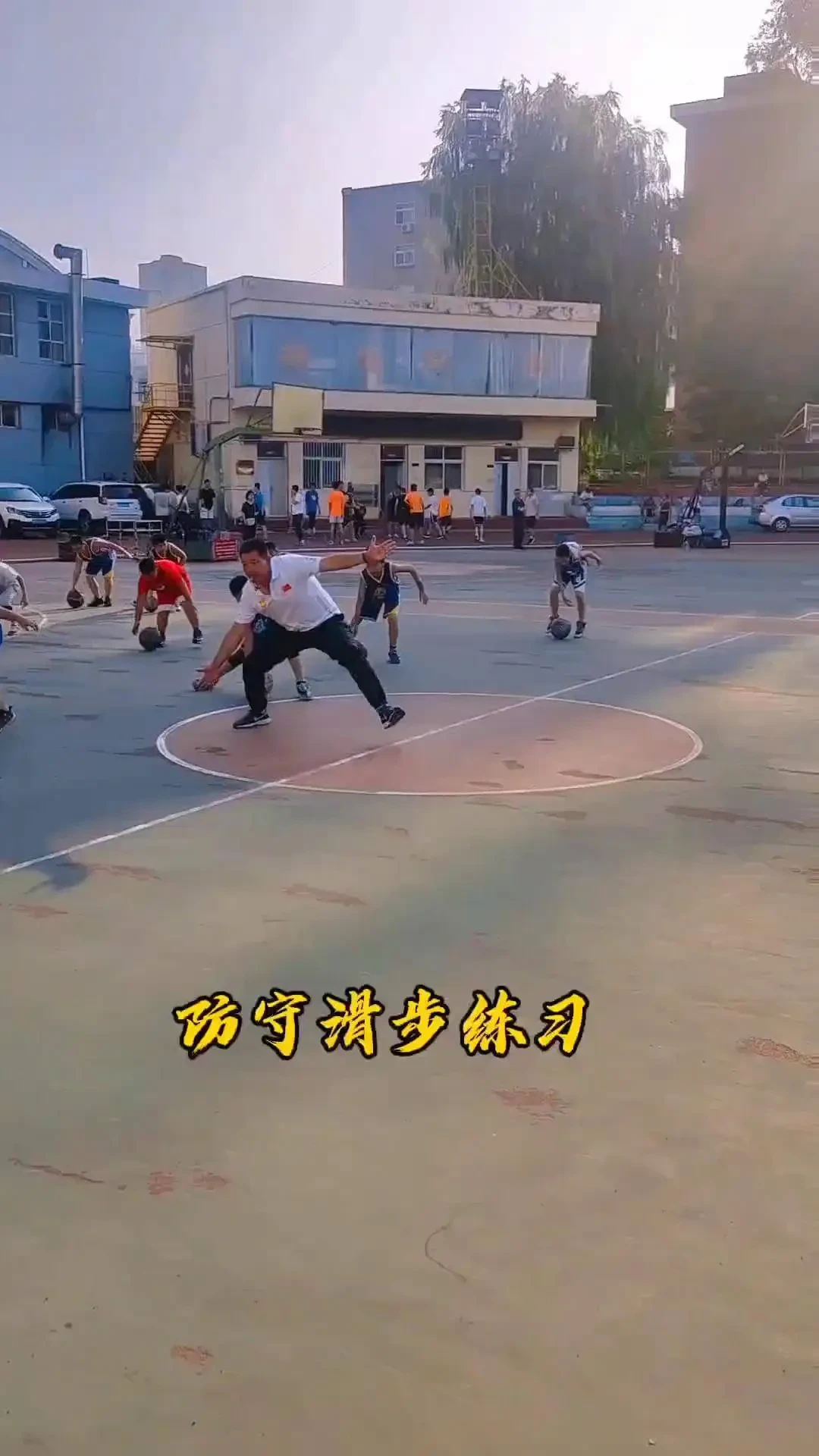 老年篮球爱好者如何安全地进行战术训练？